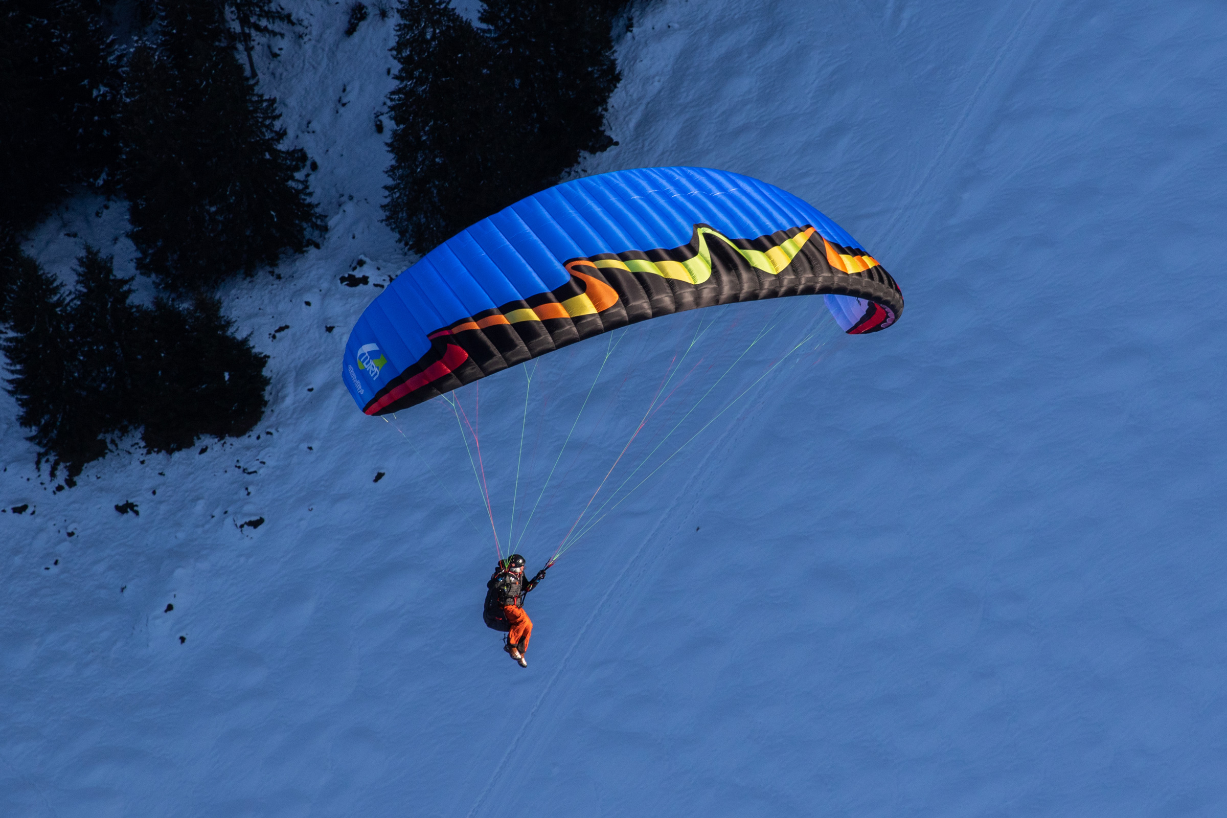 پرواز امن با پاراگلایدر در باد شدید